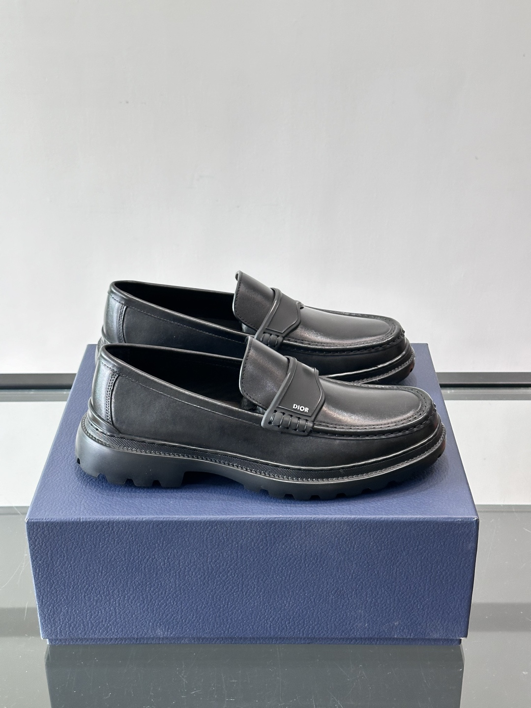 DIOR男士乐福鞋，选用优质牛皮，鞋面光滑细腻，低调奢华 。厚底橡胶设计，防滑又增高，日常通勤或商务休闲
