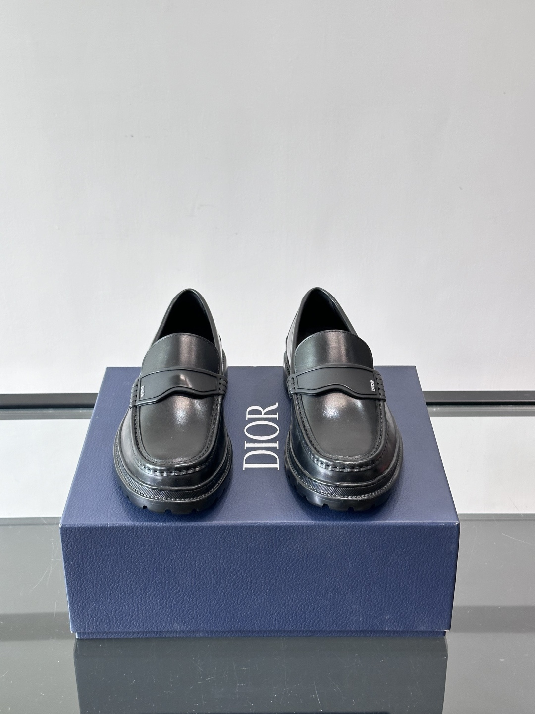 DIOR男士乐福鞋，选用优质牛皮，鞋面光滑细腻，低调奢华 。厚底橡胶设计，防滑又增高，日常通勤或商务休闲