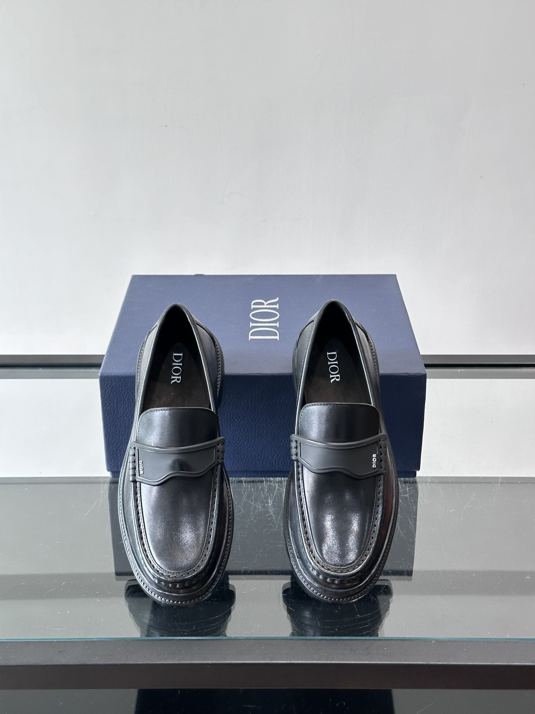 DIOR男士乐福鞋，选用优质牛皮，鞋面光滑细腻，低调奢华 。厚底橡胶设计，防滑又增高，日常通勤或商务休闲