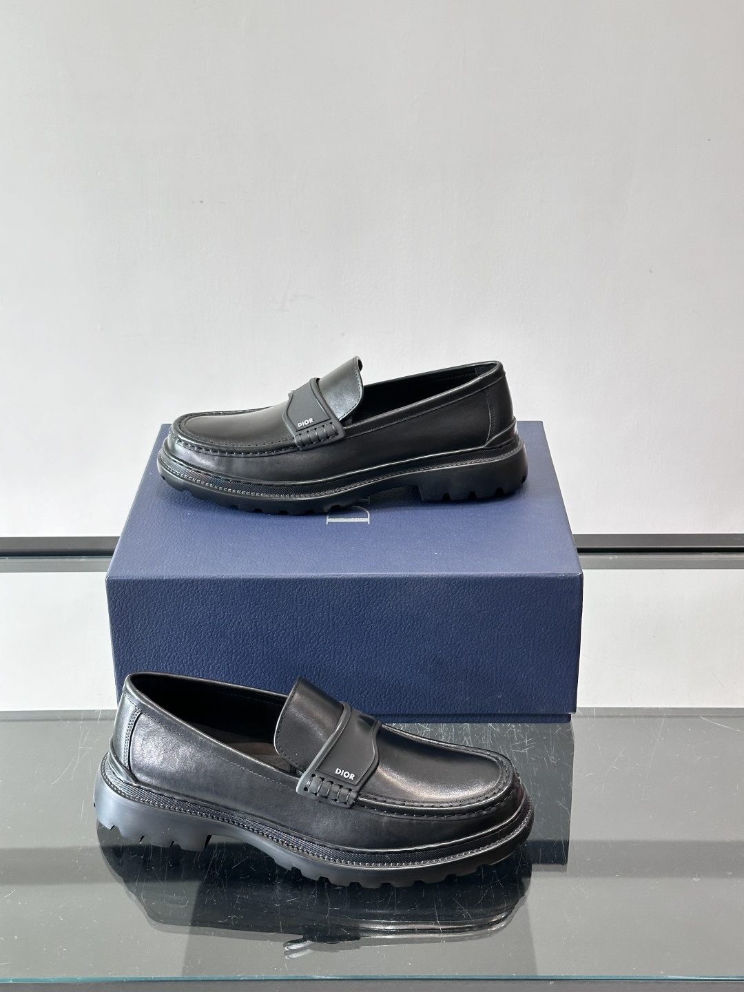 DIOR男士乐福鞋，选用优质牛皮，鞋面光滑细腻，低调奢华 。厚底橡胶设计，防滑又增高，日常通勤或商务休闲