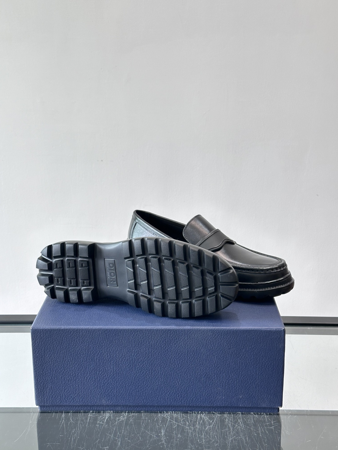 DIOR男士乐福鞋，选用优质牛皮，鞋面光滑细腻，低调奢华 。厚底橡胶设计，防滑又增高，日常通勤或商务休闲