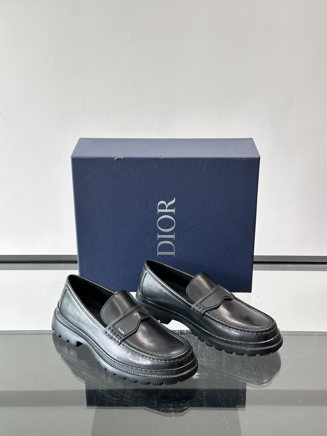 DIOR男士乐福鞋，选用优质牛皮，鞋面光滑细腻，低调奢华 。厚底橡胶设计，防滑又增高，日常通勤或商务休闲