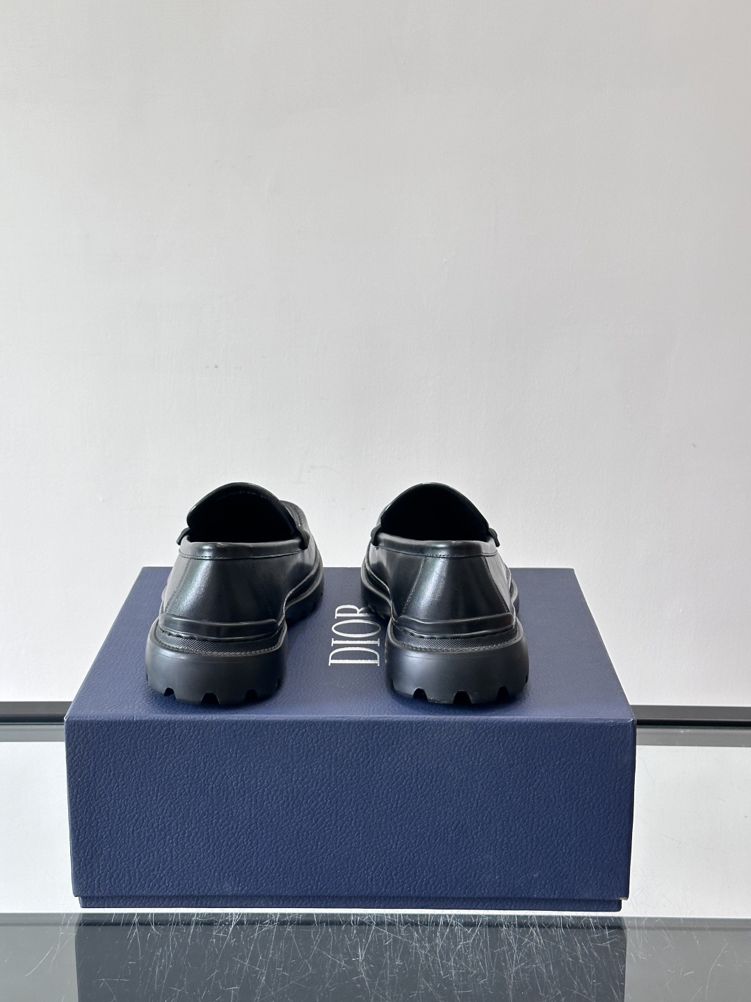 DIOR男士乐福鞋，选用优质牛皮，鞋面光滑细腻，低调奢华 。厚底橡胶设计，防滑又增高，日常通勤或商务休闲