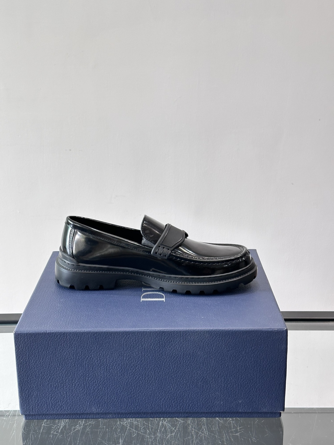 DIOR男士乐福鞋，选用优质牛皮，鞋面光滑细腻，低调奢华 。厚底橡胶设计，防滑又增高，日常通勤或商务休闲