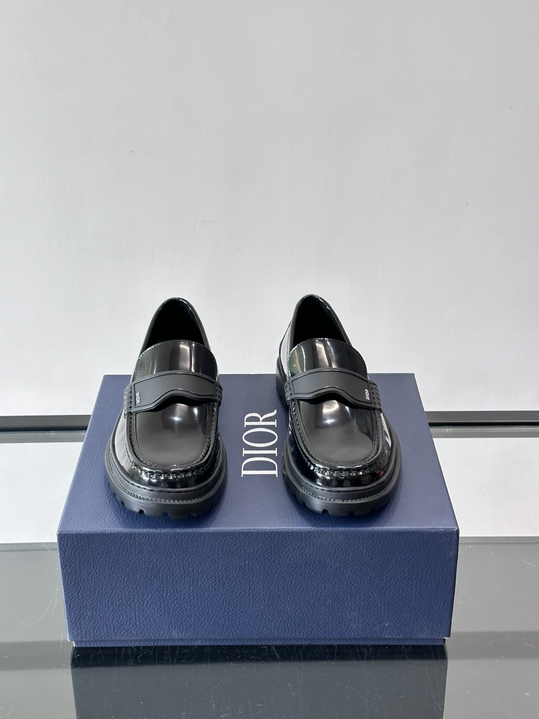 DIOR男士乐福鞋，选用优质牛皮，鞋面光滑细腻，低调奢华 。厚底橡胶设计，防滑又增高，日常通勤或商务休闲
