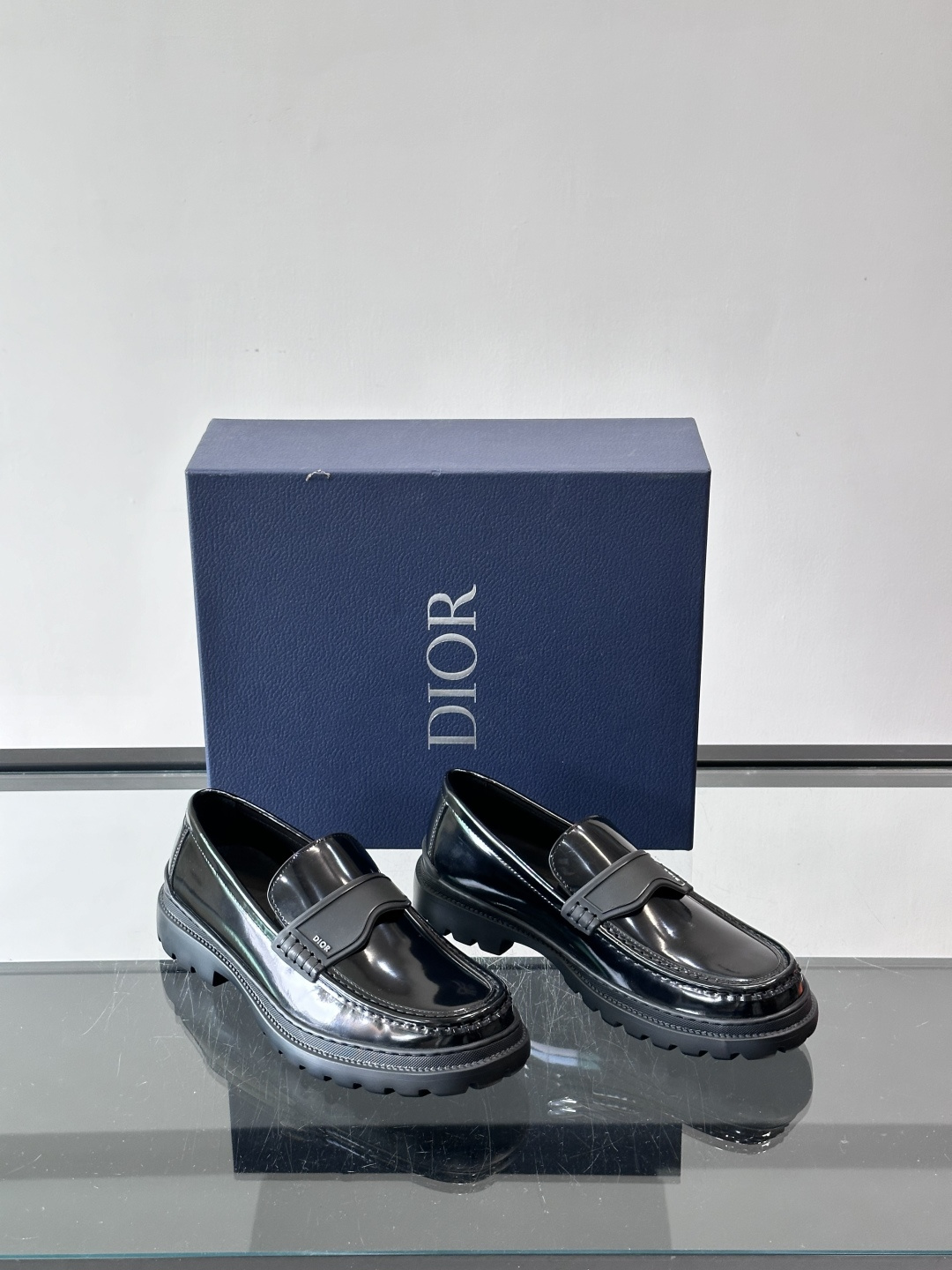 DIOR男士乐福鞋，选用优质牛皮，鞋面光滑细腻，低调奢华 。厚底橡胶设计，防滑又增高，日常通勤或商务休闲
