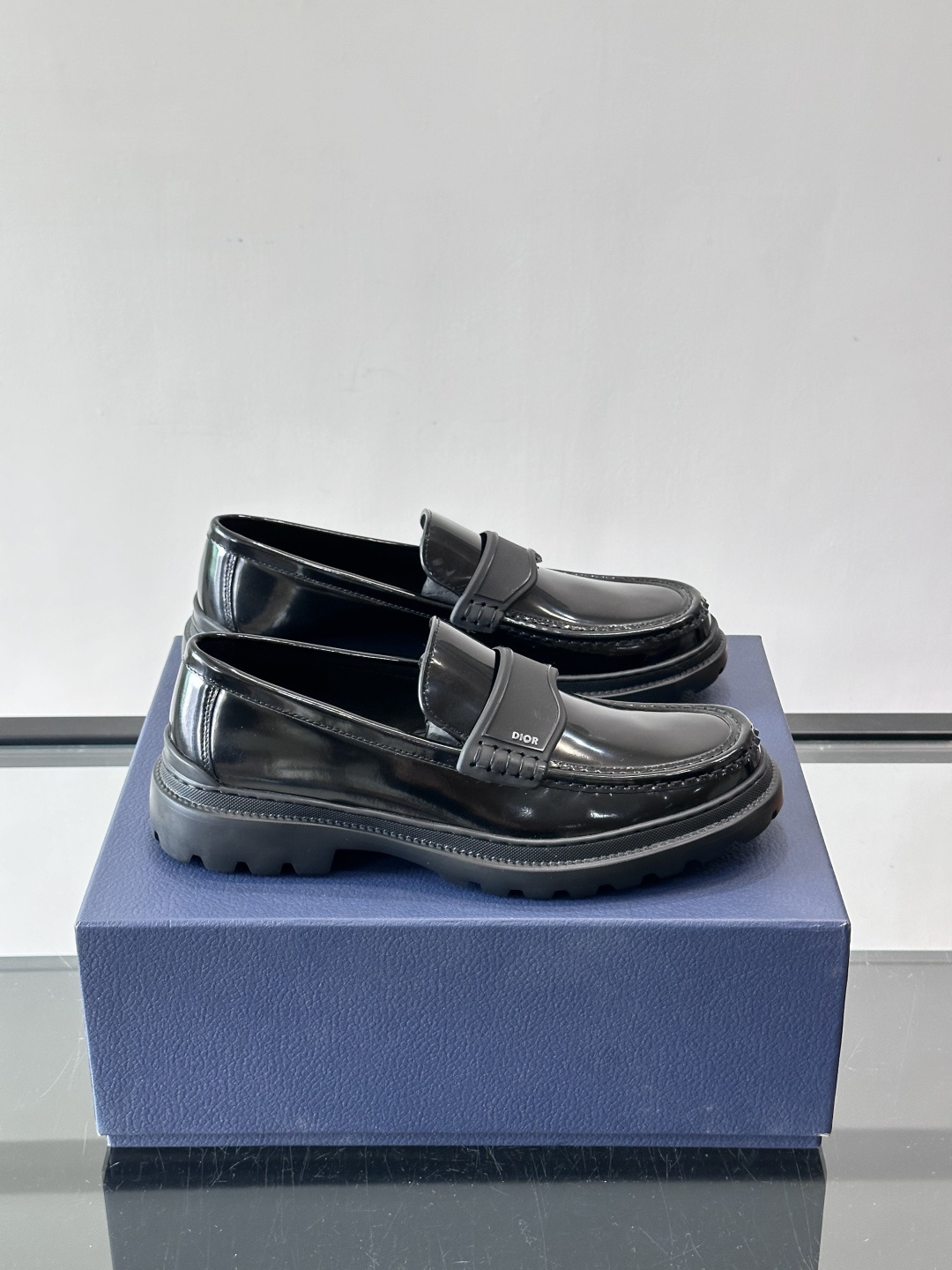 DIOR男士乐福鞋，选用优质牛皮，鞋面光滑细腻，低调奢华 。厚底橡胶设计，防滑又增高，日常通勤或商务休闲