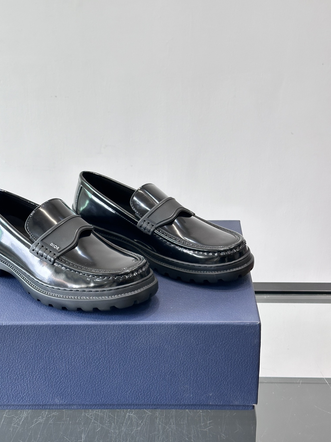 DIOR男士乐福鞋，选用优质牛皮，鞋面光滑细腻，低调奢华 。厚底橡胶设计，防滑又增高，日常通勤或商务休闲