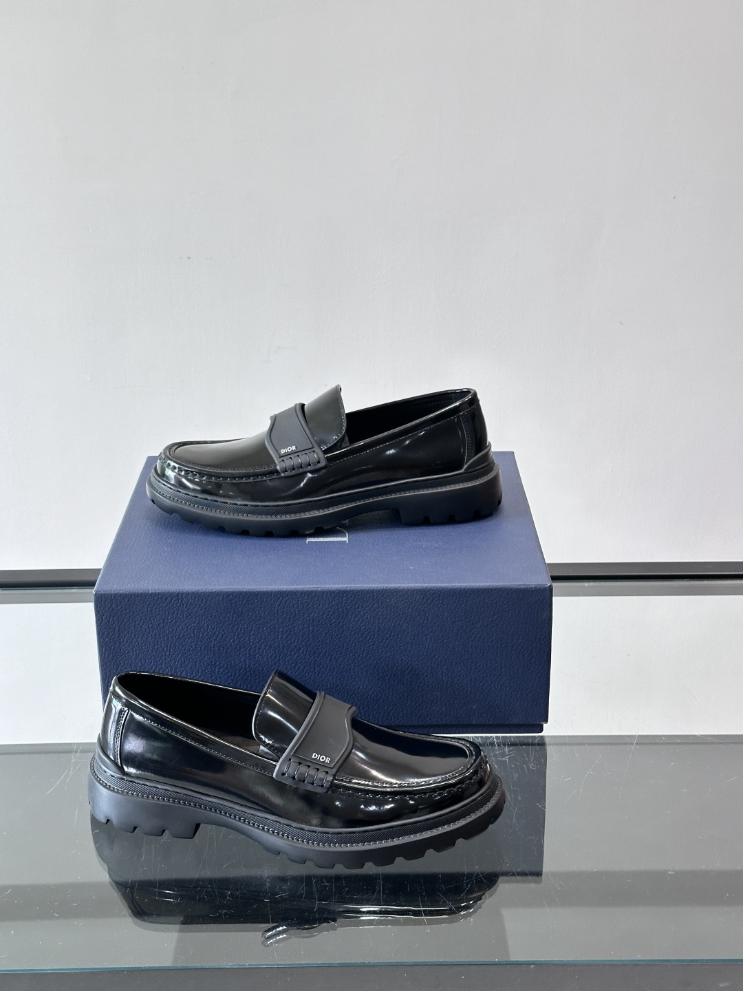 DIOR男士乐福鞋，选用优质牛皮，鞋面光滑细腻，低调奢华 。厚底橡胶设计，防滑又增高，日常通勤或商务休闲