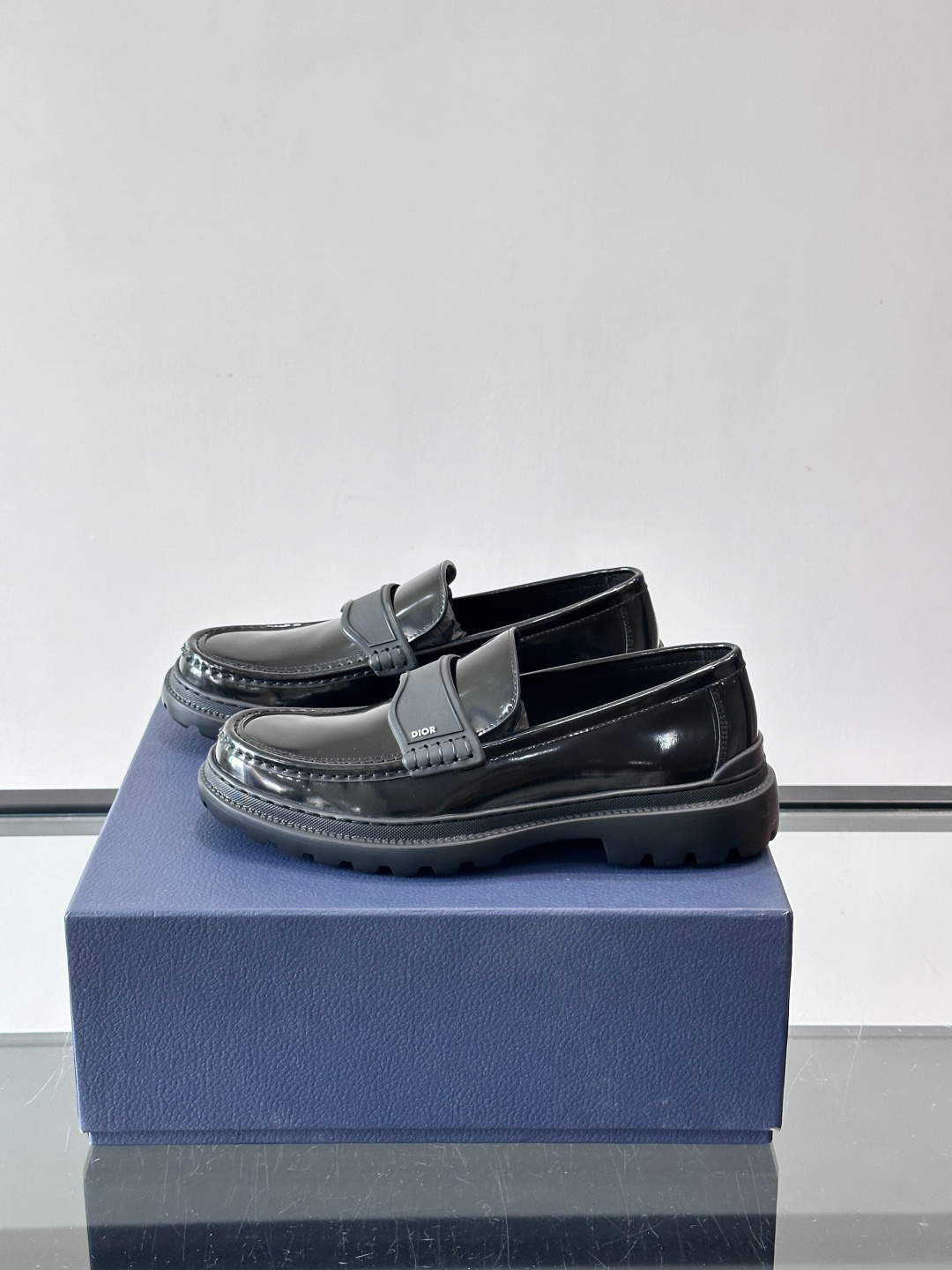 DIOR男士乐福鞋，选用优质牛皮，鞋面光滑细腻，低调奢华 。厚底橡胶设计，防滑又增高，日常通勤或商务休闲