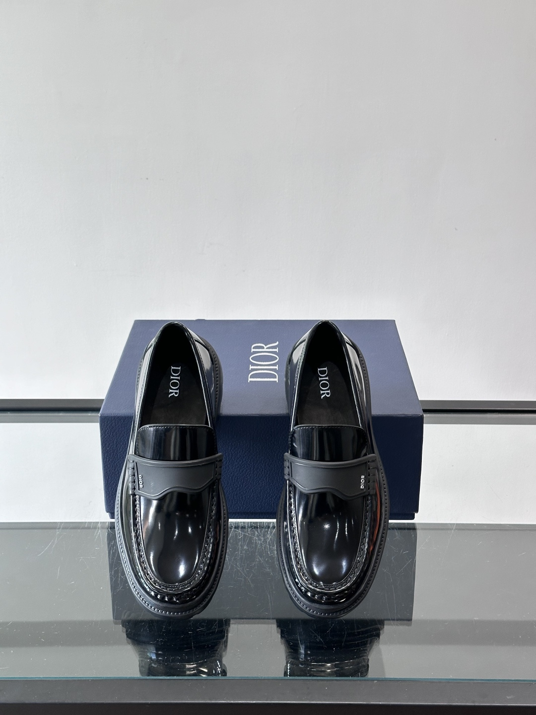 DIOR男士乐福鞋，选用优质牛皮，鞋面光滑细腻，低调奢华 。厚底橡胶设计，防滑又增高，日常通勤或商务休闲