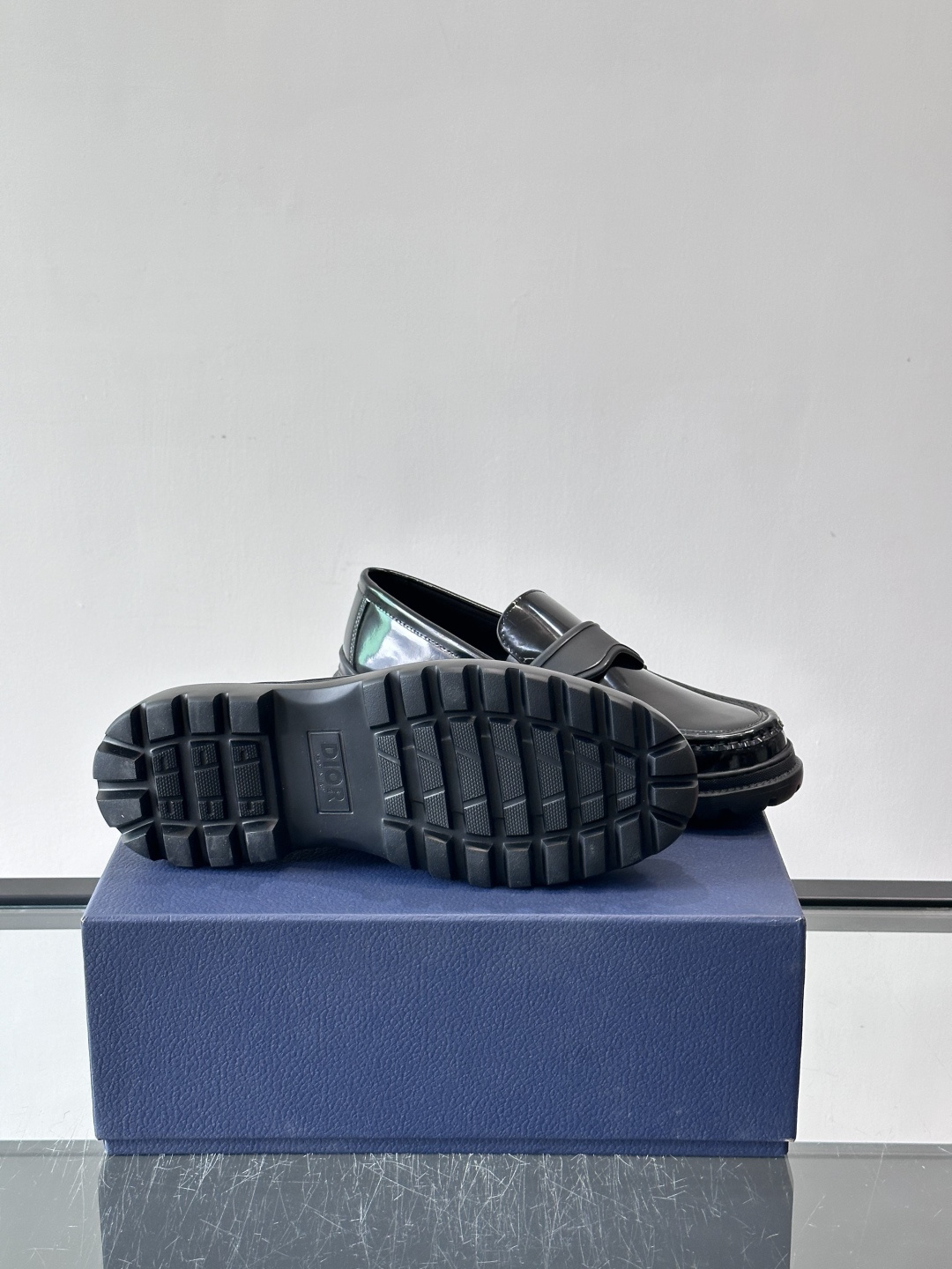 DIOR男士乐福鞋，选用优质牛皮，鞋面光滑细腻，低调奢华 。厚底橡胶设计，防滑又增高，日常通勤或商务休闲