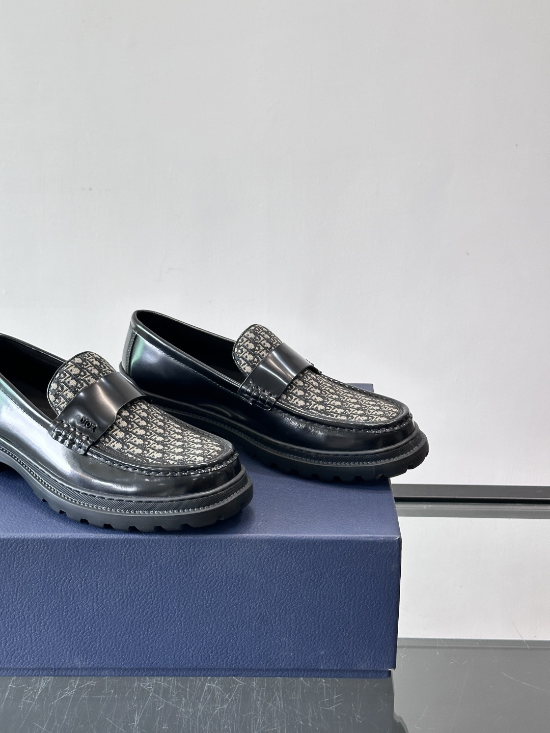 DIOR男士乐福鞋，选用优质牛皮，鞋面光滑细腻，低调奢华 。厚底橡胶设计，防滑又增高，日常通勤或商务休闲