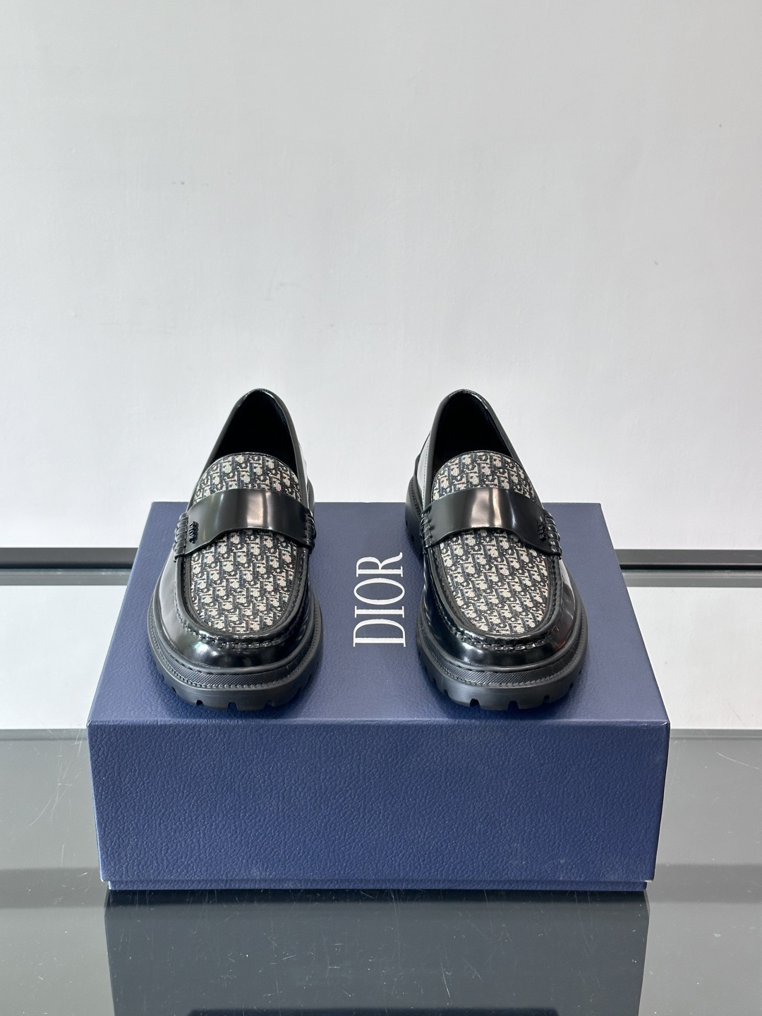 DIOR男士乐福鞋，选用优质牛皮，鞋面光滑细腻，低调奢华 。厚底橡胶设计，防滑又增高，日常通勤或商务休闲