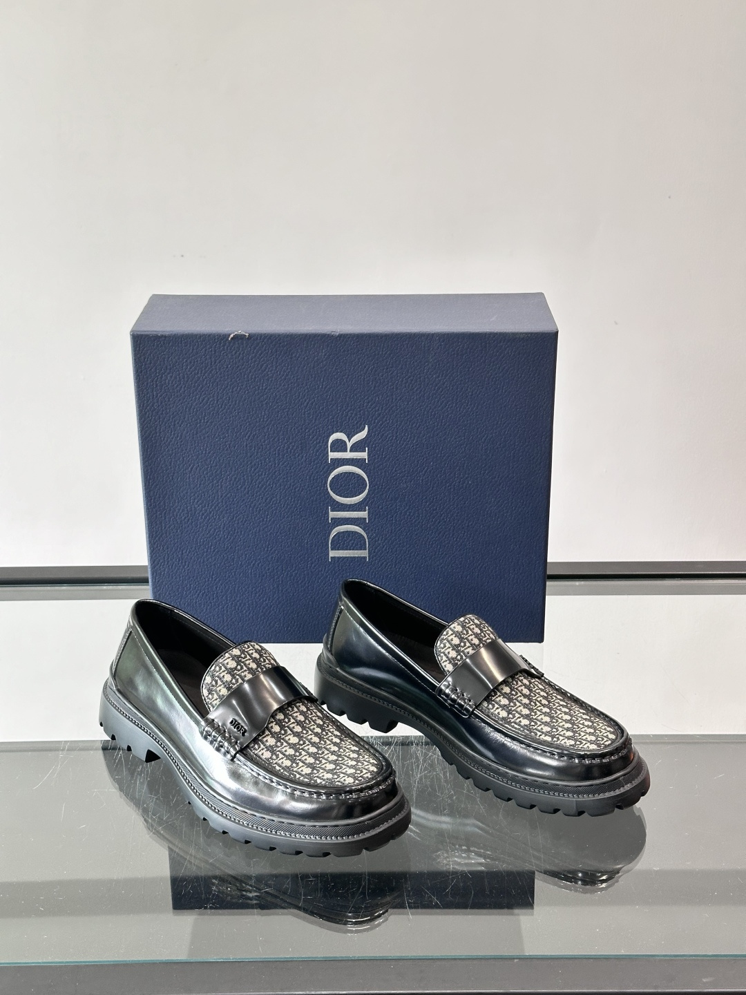 DIOR男士乐福鞋，选用优质牛皮，鞋面光滑细腻，低调奢华 。厚底橡胶设计，防滑又增高，日常通勤或商务休闲