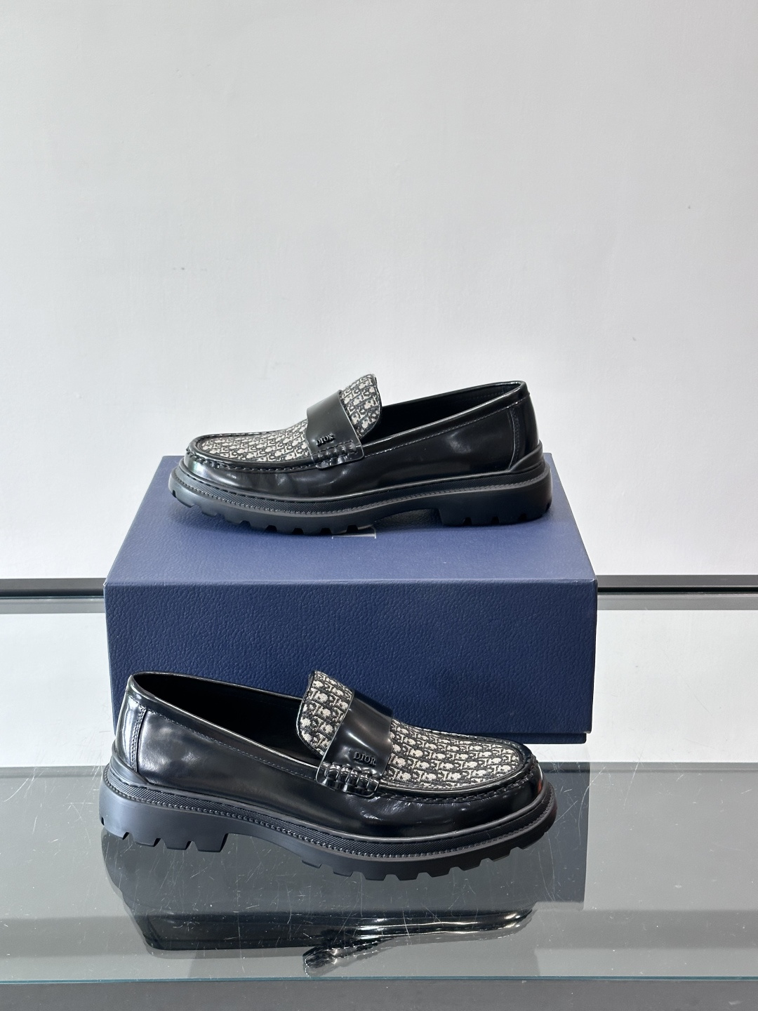 DIOR男士乐福鞋，选用优质牛皮，鞋面光滑细腻，低调奢华 。厚底橡胶设计，防滑又增高，日常通勤或商务休闲