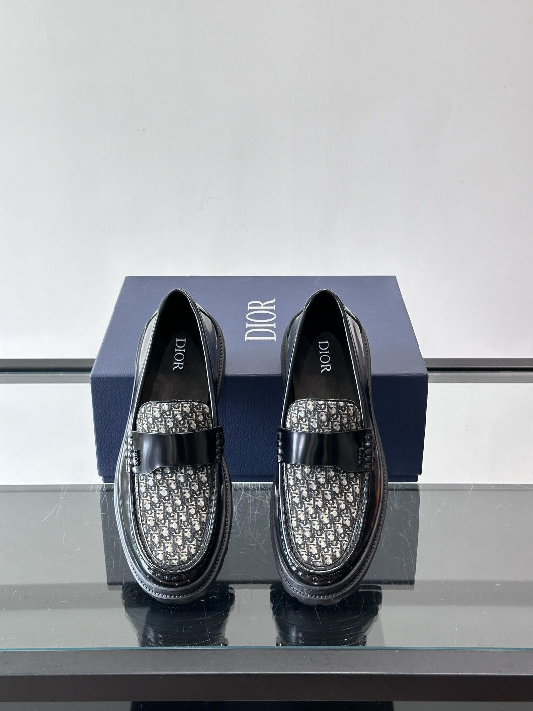 DIOR男士乐福鞋，选用优质牛皮，鞋面光滑细腻，低调奢华 。厚底橡胶设计，防滑又增高，日常通勤或商务休闲