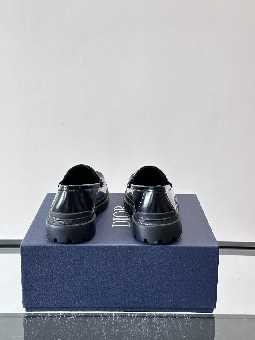 DIOR男士乐福鞋，选用优质牛皮，鞋面光滑细腻，低调奢华 。厚底橡胶设计，防滑又增高，日常通勤或商务休闲