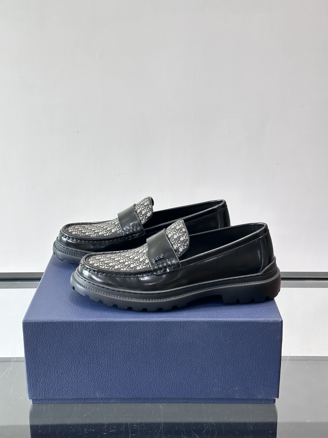 DIOR男士乐福鞋，选用优质牛皮，鞋面光滑细腻，低调奢华 。厚底橡胶设计，防滑又增高，日常通勤或商务休闲