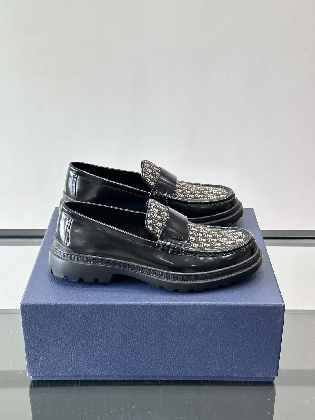 DIOR男士乐福鞋，选用优质牛皮，鞋面光滑细腻，低调奢华 。厚底橡胶设计，防滑又增高，日常通勤或商务休闲