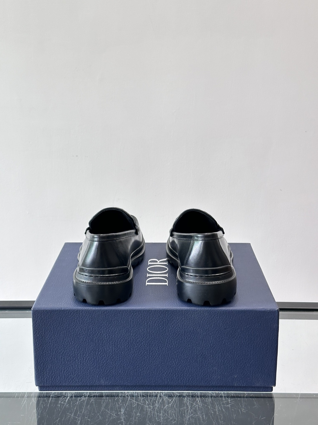 DIOR男士乐福鞋，选用优质牛皮，鞋面光滑细腻，低调奢华 。厚底橡胶设计，防滑又增高，日常通勤或商务休闲