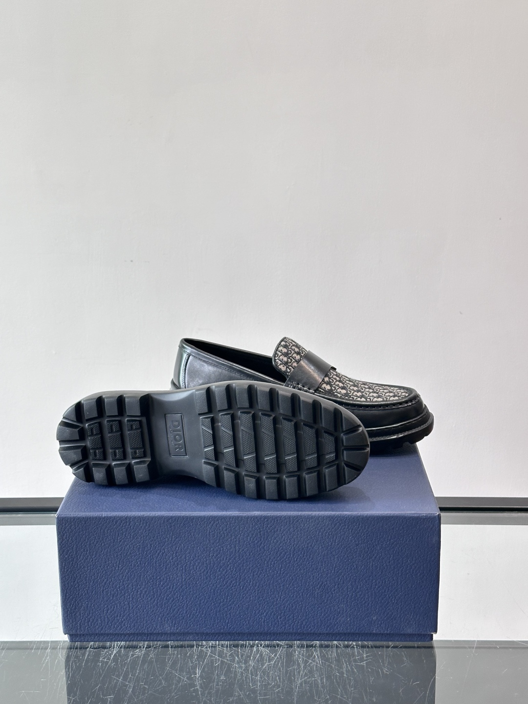 DIOR男士乐福鞋，选用优质牛皮，鞋面光滑细腻，低调奢华 。厚底橡胶设计，防滑又增高，日常通勤或商务休闲