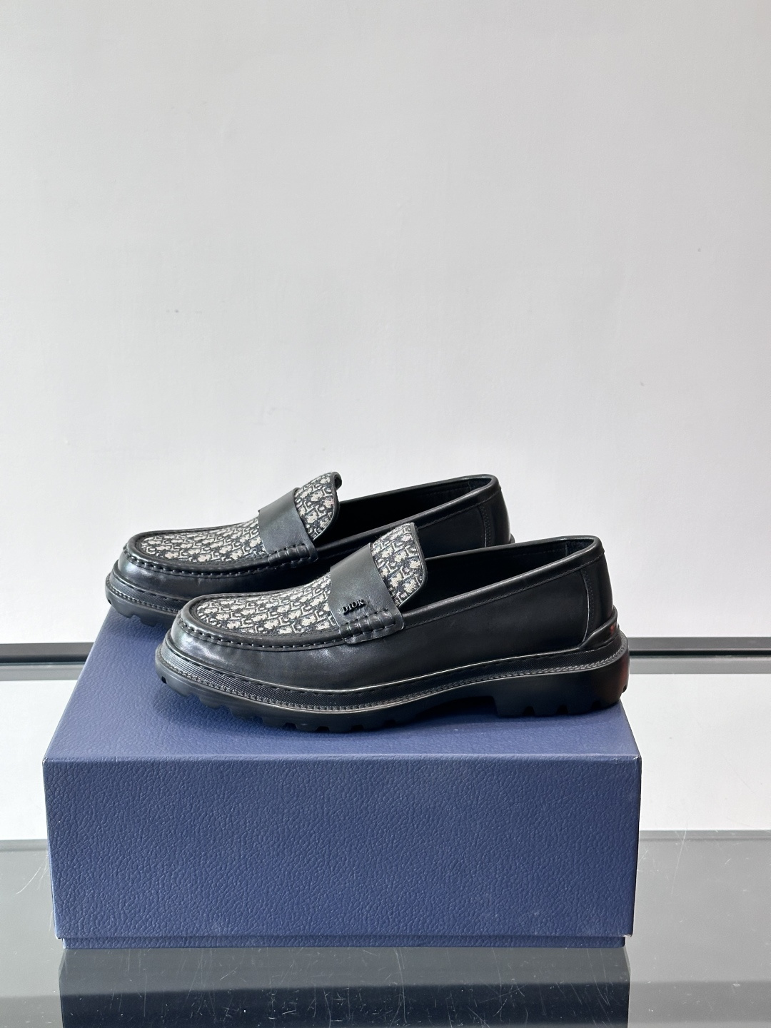 DIOR男士乐福鞋，选用优质牛皮，鞋面光滑细腻，低调奢华 。厚底橡胶设计，防滑又增高，日常通勤或商务休闲