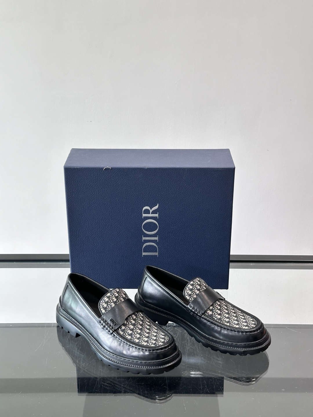 DIOR男士乐福鞋，选用优质牛皮，鞋面光滑细腻，低调奢华 。厚底橡胶设计，防滑又增高，日常通勤或商务休闲