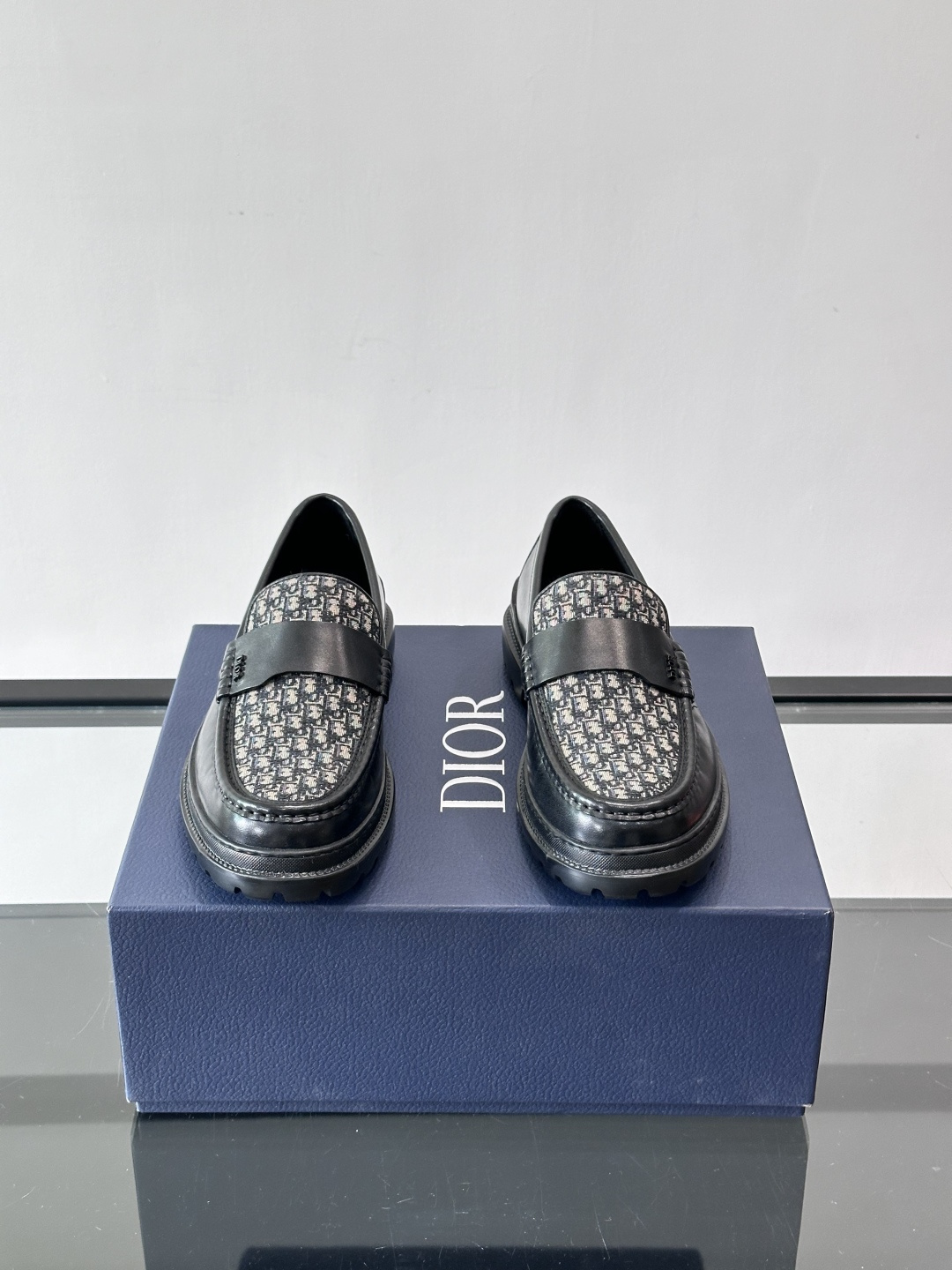 DIOR男士乐福鞋，选用优质牛皮，鞋面光滑细腻，低调奢华 。厚底橡胶设计，防滑又增高，日常通勤或商务休闲