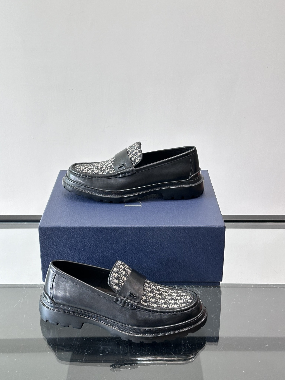 DIOR男士乐福鞋，选用优质牛皮，鞋面光滑细腻，低调奢华 。厚底橡胶设计，防滑又增高，日常通勤或商务休闲