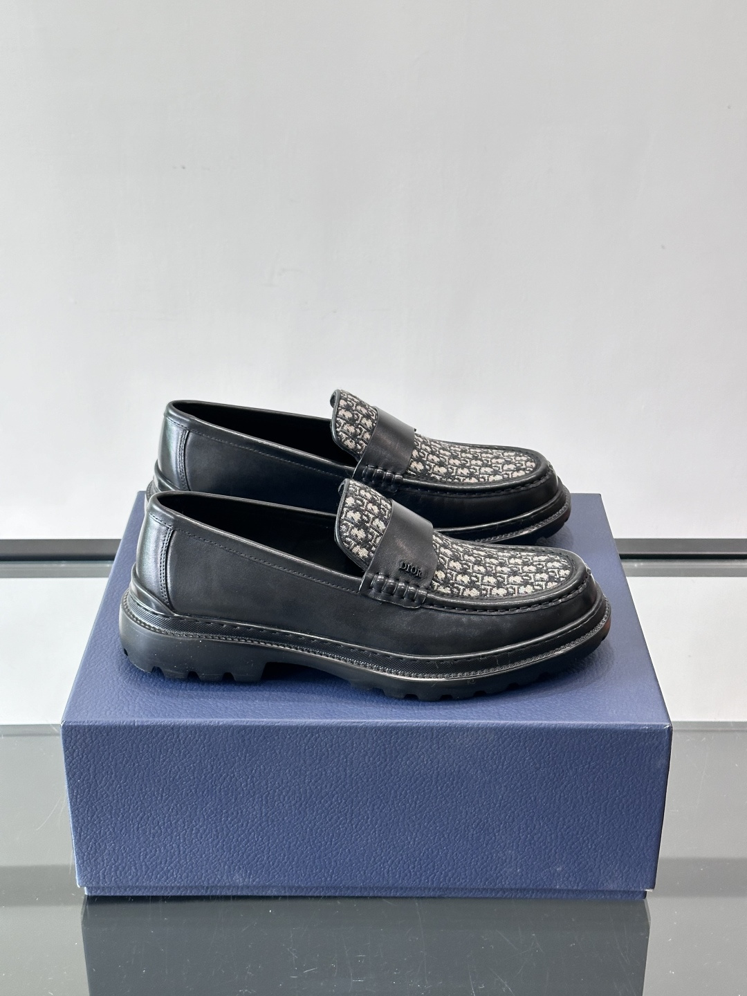 DIOR男士乐福鞋，选用优质牛皮，鞋面光滑细腻，低调奢华 。厚底橡胶设计，防滑又增高，日常通勤或商务休闲