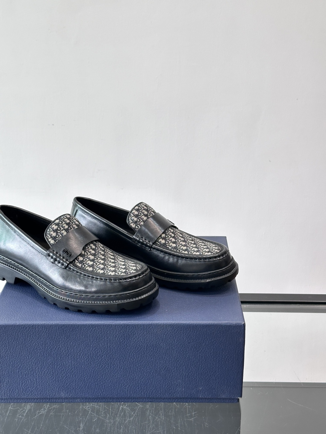 DIOR男士乐福鞋，选用优质牛皮，鞋面光滑细腻，低调奢华 。厚底橡胶设计，防滑又增高，日常通勤或商务休闲