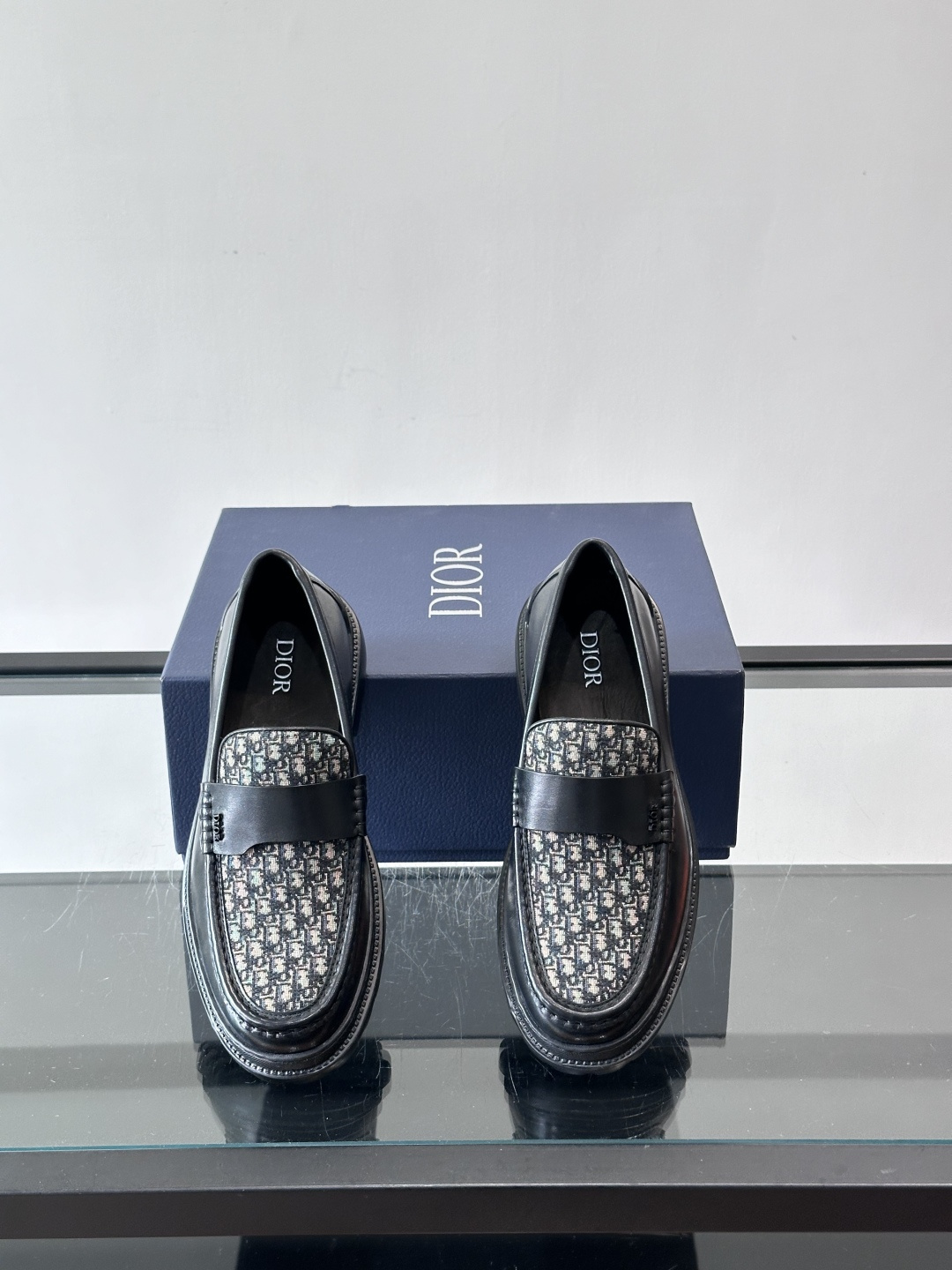 DIOR男士乐福鞋，选用优质牛皮，鞋面光滑细腻，低调奢华 。厚底橡胶设计，防滑又增高，日常通勤或商务休闲