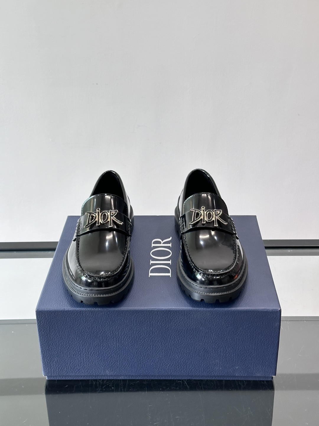 DIOR男士乐福鞋，选用优质牛皮，鞋面光滑细腻，低调奢华 。厚底橡胶设计，防滑又增高，日常通勤或商务休闲