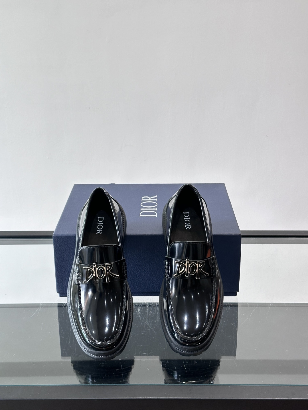 DIOR男士乐福鞋，选用优质牛皮，鞋面光滑细腻，低调奢华 。厚底橡胶设计，防滑又增高，日常通勤或商务休闲