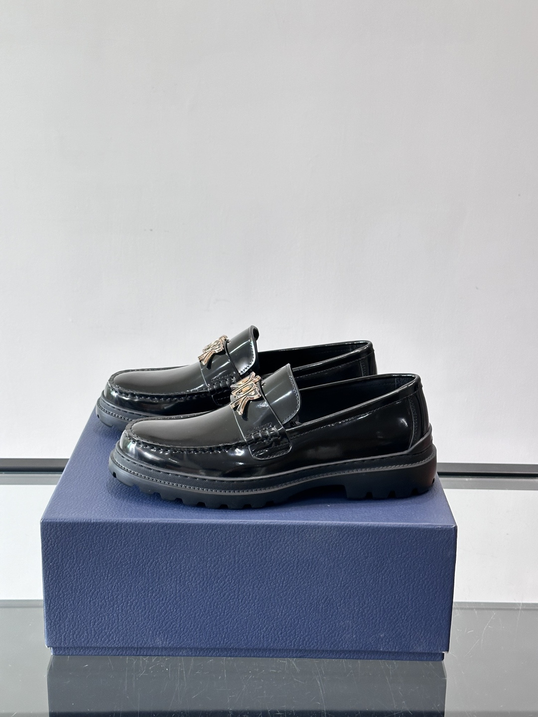 DIOR男士乐福鞋，选用优质牛皮，鞋面光滑细腻，低调奢华 。厚底橡胶设计，防滑又增高，日常通勤或商务休闲