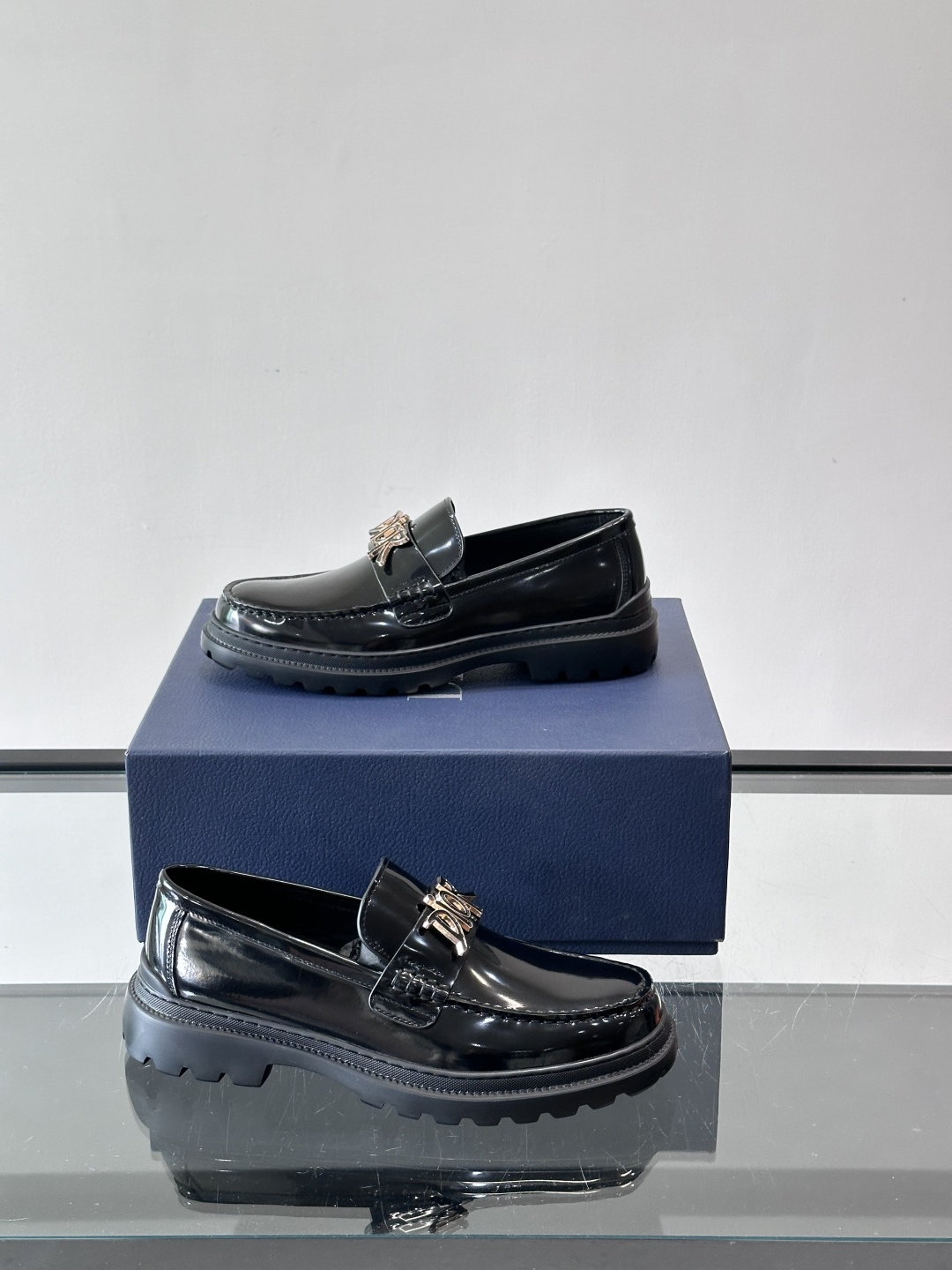 DIOR男士乐福鞋，选用优质牛皮，鞋面光滑细腻，低调奢华 。厚底橡胶设计，防滑又增高，日常通勤或商务休闲