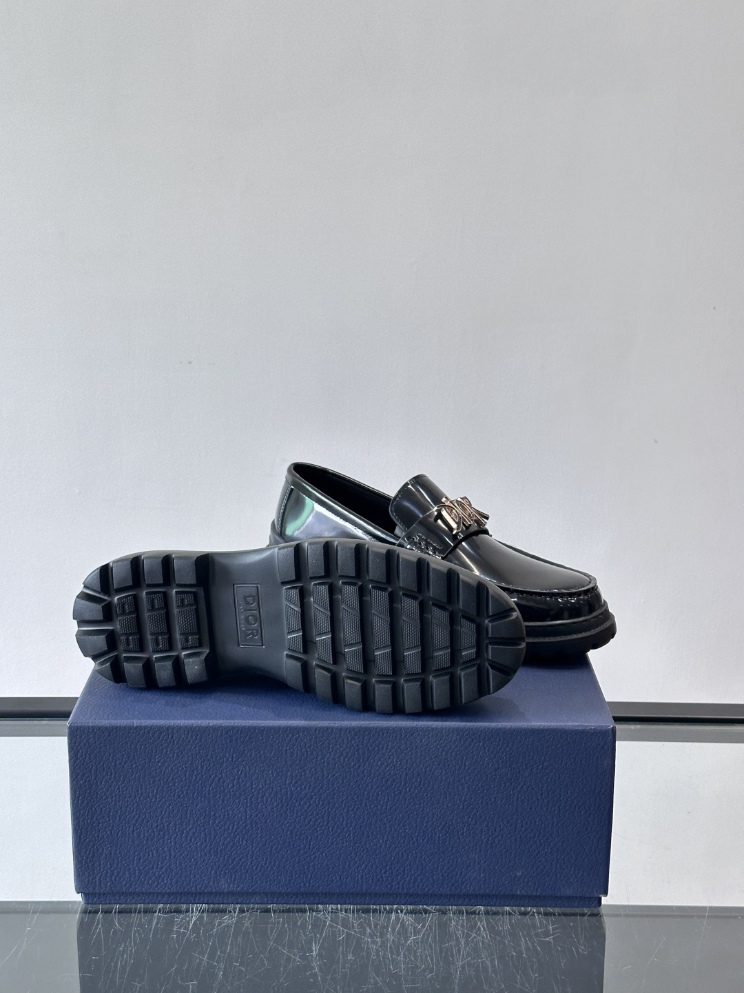 DIOR男士乐福鞋，选用优质牛皮，鞋面光滑细腻，低调奢华 。厚底橡胶设计，防滑又增高，日常通勤或商务休闲