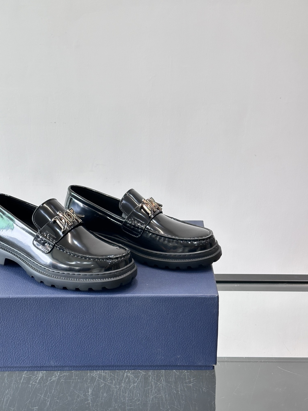 DIOR男士乐福鞋，选用优质牛皮，鞋面光滑细腻，低调奢华 。厚底橡胶设计，防滑又增高，日常通勤或商务休闲