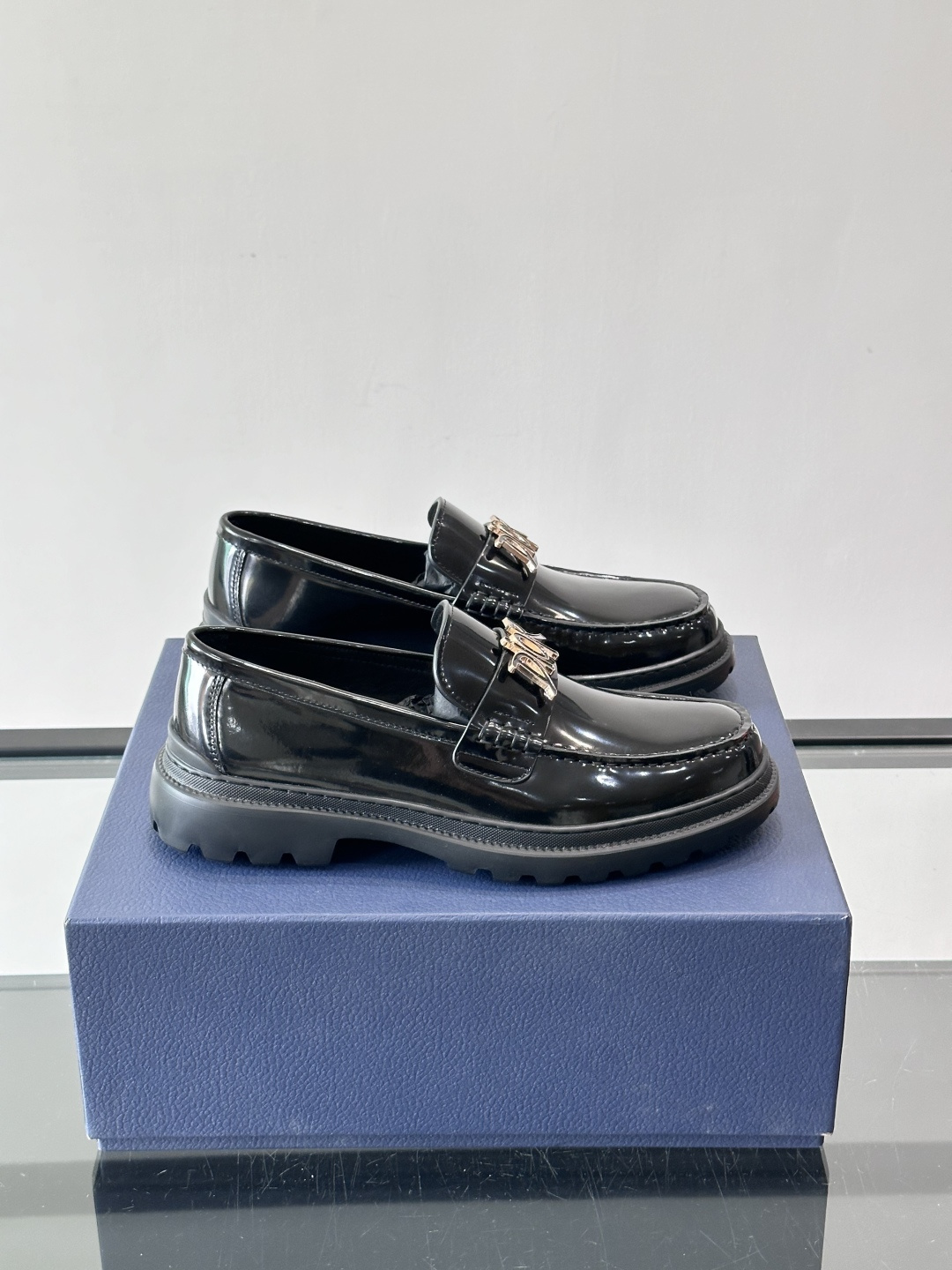 DIOR男士乐福鞋，选用优质牛皮，鞋面光滑细腻，低调奢华 。厚底橡胶设计，防滑又增高，日常通勤或商务休闲