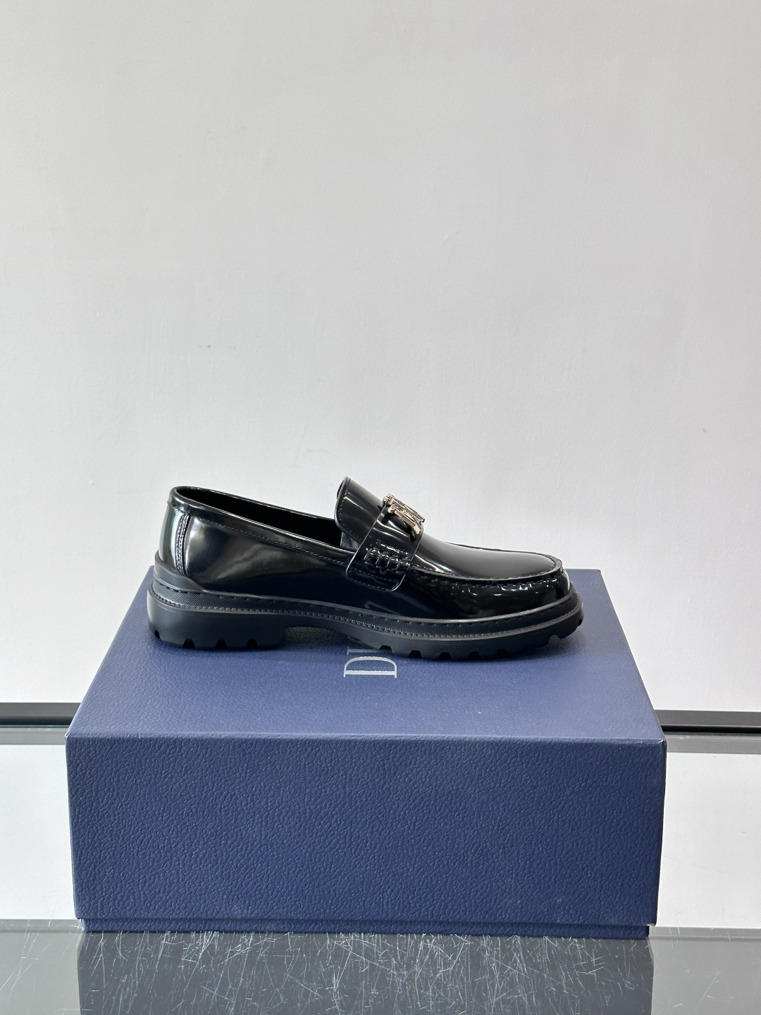 DIOR男士乐福鞋，选用优质牛皮，鞋面光滑细腻，低调奢华 。厚底橡胶设计，防滑又增高，日常通勤或商务休闲