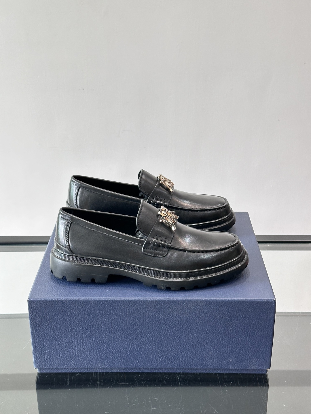 DIOR男士乐福鞋，选用优质牛皮，鞋面光滑细腻，低调奢华 。厚底橡胶设计，防滑又增高，日常通勤或商务休闲