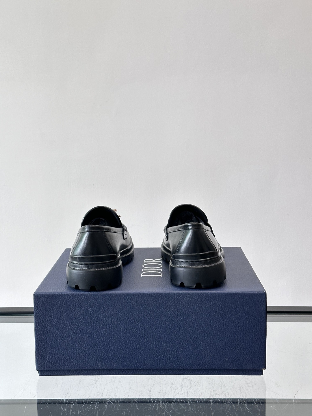 DIOR男士乐福鞋，选用优质牛皮，鞋面光滑细腻，低调奢华 。厚底橡胶设计，防滑又增高，日常通勤或商务休闲