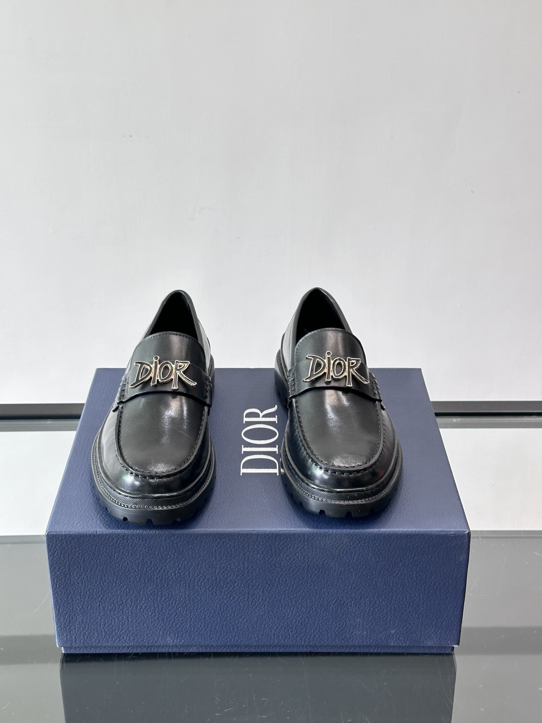 DIOR男士乐福鞋，选用优质牛皮，鞋面光滑细腻，低调奢华 。厚底橡胶设计，防滑又增高，日常通勤或商务休闲