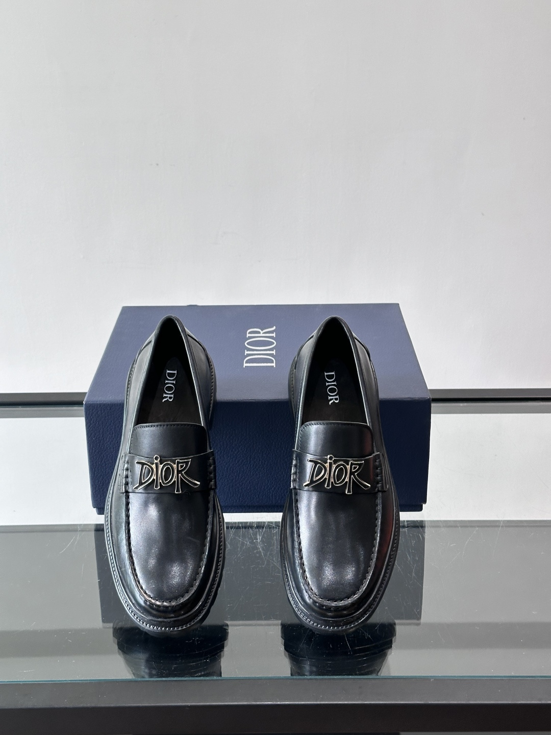 DIOR男士乐福鞋，选用优质牛皮，鞋面光滑细腻，低调奢华 。厚底橡胶设计，防滑又增高，日常通勤或商务休闲