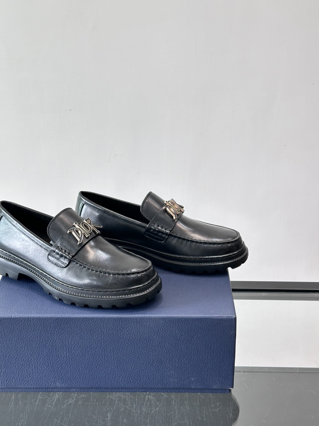 DIOR男士乐福鞋，选用优质牛皮，鞋面光滑细腻，低调奢华 。厚底橡胶设计，防滑又增高，日常通勤或商务休闲