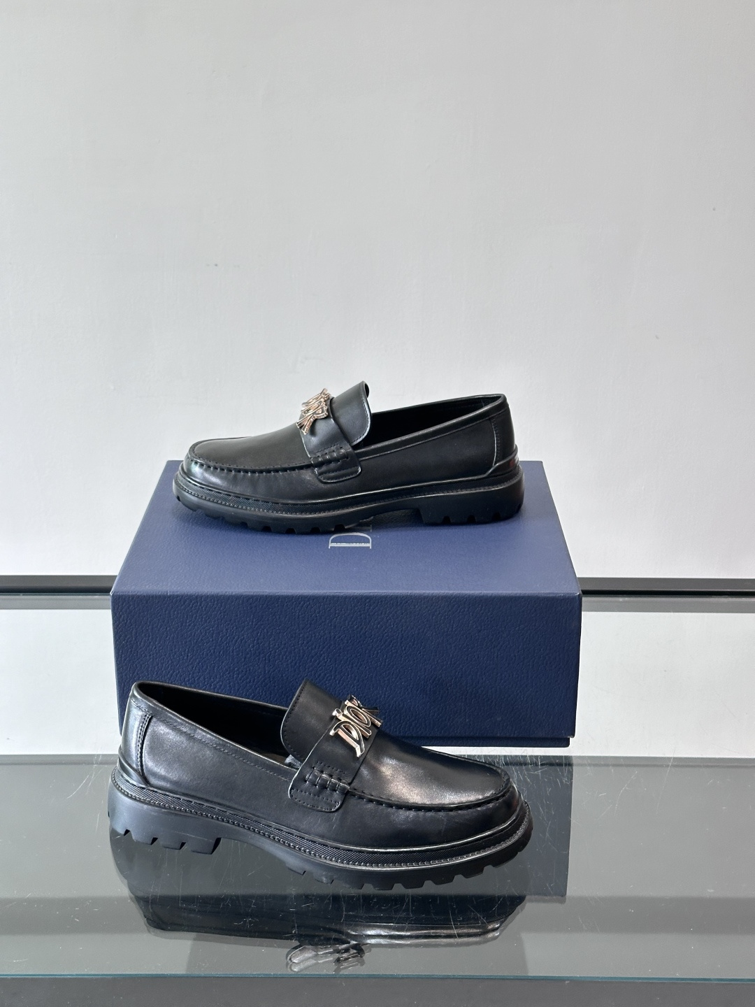 DIOR男士乐福鞋，选用优质牛皮，鞋面光滑细腻，低调奢华 。厚底橡胶设计，防滑又增高，日常通勤或商务休闲