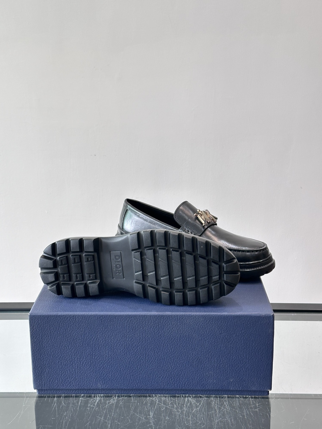 DIOR男士乐福鞋，选用优质牛皮，鞋面光滑细腻，低调奢华 。厚底橡胶设计，防滑又增高，日常通勤或商务休闲