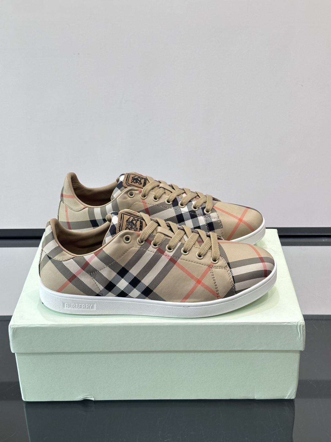 Burberry经典格纹板鞋，采用Vintage格纹设计，棉质帆布+皮革拼接，舒适又耐穿。白色橡胶鞋底，