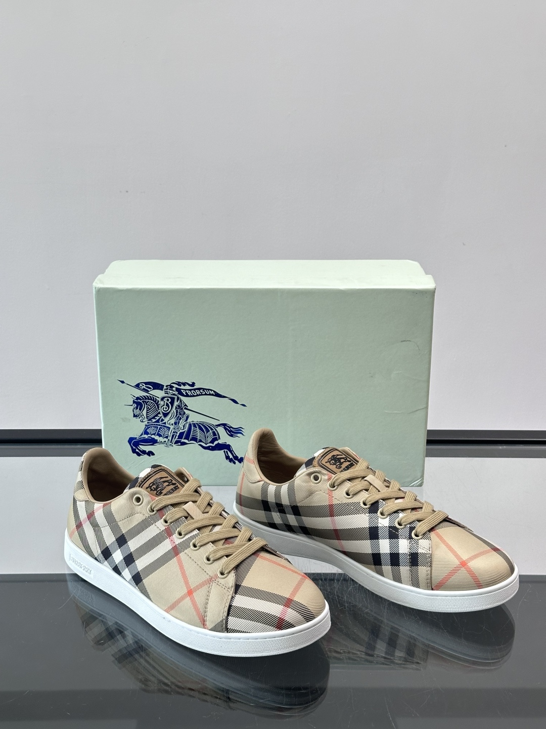 Burberry经典格纹板鞋，采用Vintage格纹设计，棉质帆布+皮革拼接，舒适又耐穿。白色橡胶鞋底，